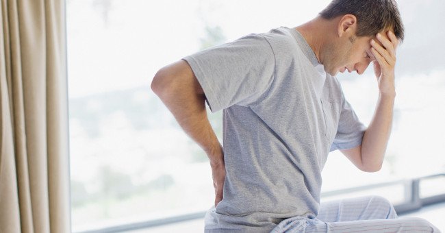 Đau lưng không đứng thẳng được là triệu chứng bệnh gì