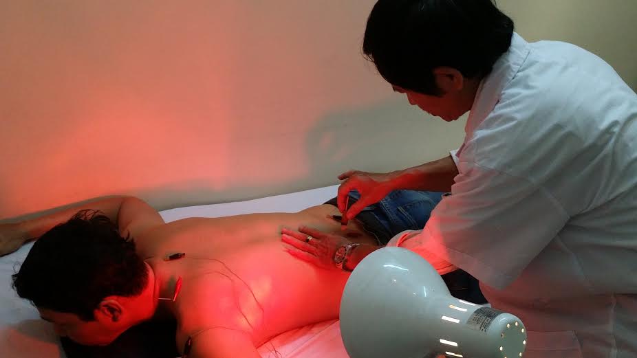 Phương pháp điều trị đau nhức xương khớp bằng đèn chiếu tia hồng ngoại